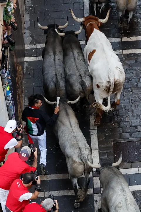Sexto encierro de San Fermín 2025 el día 12 de julio con toros de José Escolar en la curva de Mercaderes. EFE - VILLAR LÓPEZ (3)