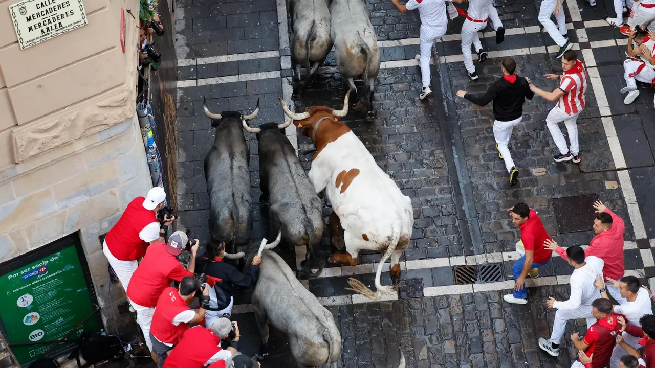 Sexto encierro de San Fermín 2025 el día 12 de julio con toros de José Escolar en la curva de Mercaderes. EFE - VILLAR LÓPEZ (6)