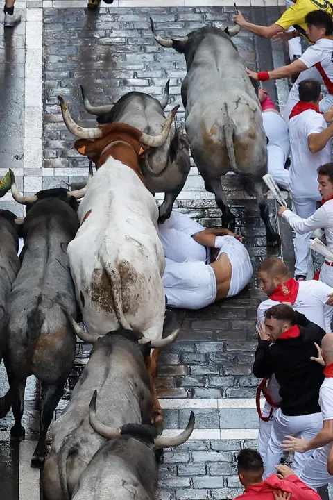 Sexto encierro de San Fermín 2025 el día 12 de julio con toros de José Escolar en Estafeta. EFE - VILLAR LÓPEZ (1)