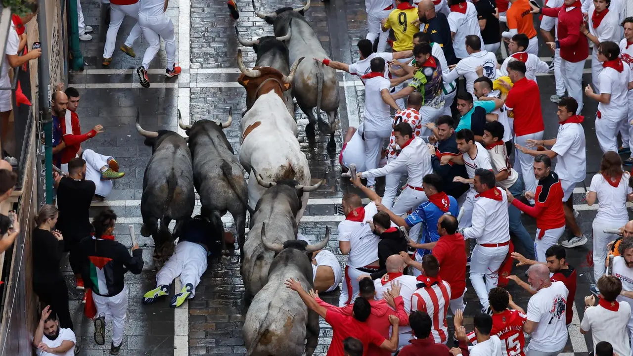 Sexto encierro de San Fermín 2025 el día 12 de julio con toros de José Escolar en Estafeta. EFE - VILLAR LÓPEZ (2)
