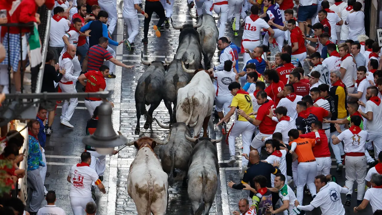 Sexto encierro de San Fermín 2025 el día 12 de julio con toros de José Escolar en Estafeta. EFE - VILLAR LÓPEZ (3)