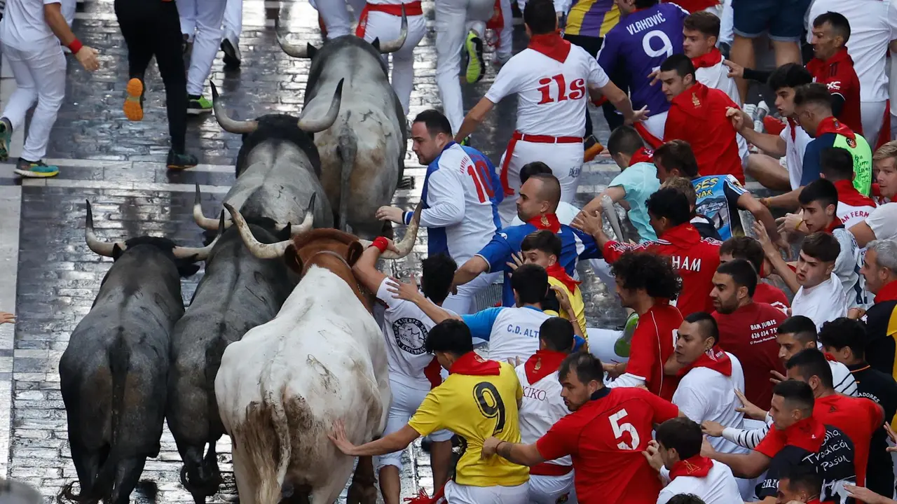 Sexto encierro de San Fermín 2025 el día 12 de julio con toros de José Escolar en Estafeta. EFE - VILLAR LÓPEZ (4)