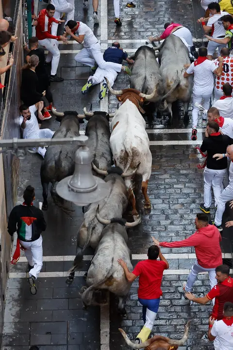 Sexto encierro de San Fermín 2025 el día 12 de julio con toros de José Escolar en Estafeta. EFE - VILLAR LÓPEZ (5)