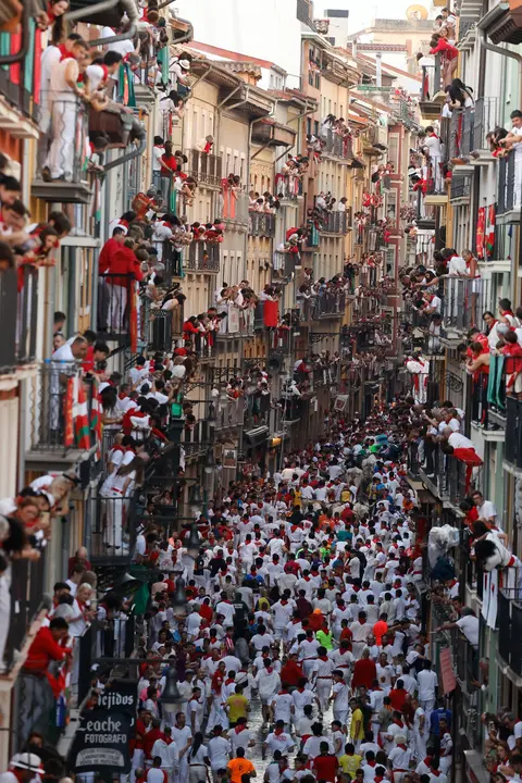 Sexto encierro de San Fermín 2025 el día 12 de julio con toros de José Escolar en Estafeta. EFE - VILLAR LÓPEZ (6)
