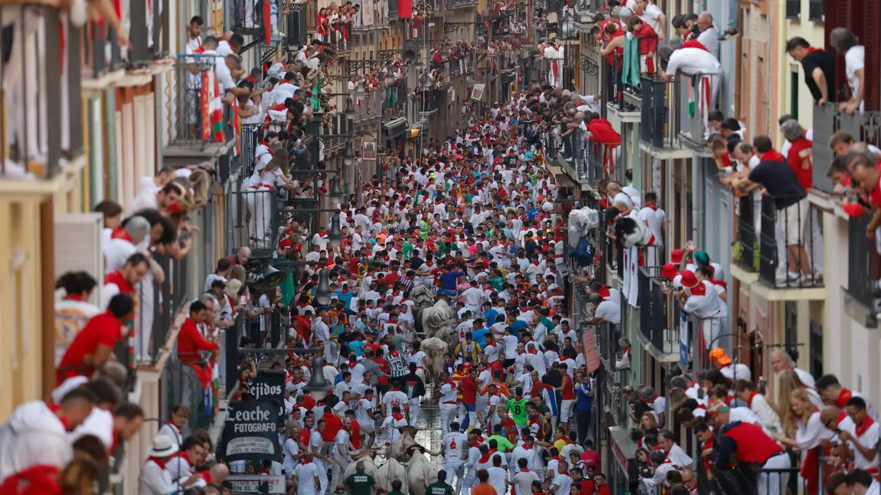Sexto encierro de San Fermín 2025 el día 12 de julio con toros de José Escolar en Estafeta. EFE - VILLAR LÓPEZ (7)
