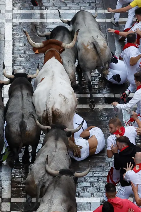 Sexto encierro de San Fermín 2025 el día 12 de julio con toros de José Escolar en Estafeta. EFE - VILLAR LÓPEZ (8)