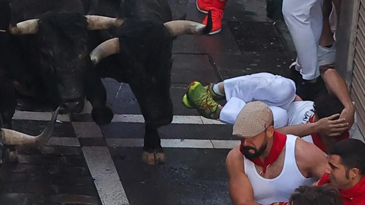 Sexto encierro de San Fermín 2025 el día 12 de julio con toros de José Escolar en Estafeta. EFE - J.P. URDIROZ (2)
