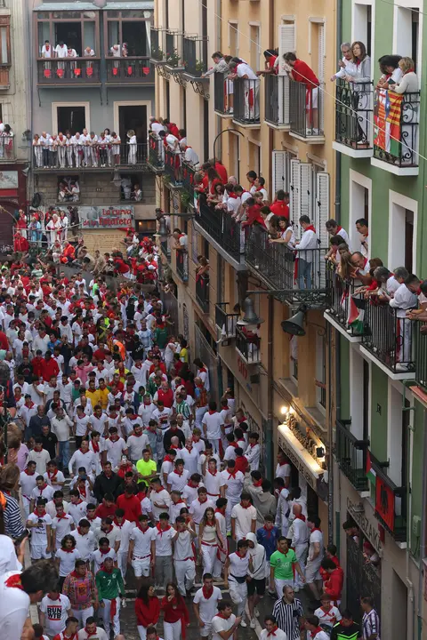 Sexto encierro de San Fermín 2025 el día 12 de julio con toros de José Escolar en Estafeta. EFE - J.P. URDIROZ (4)