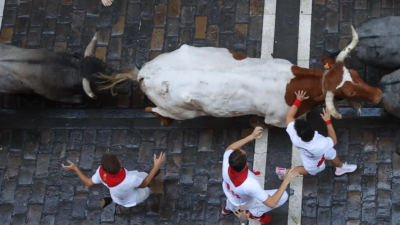 Sexto encierro de San Fermín 2025 el día 12 de julio con toros de José Escolar en Estafeta. EFE - J.P. URDIROZ (1)
