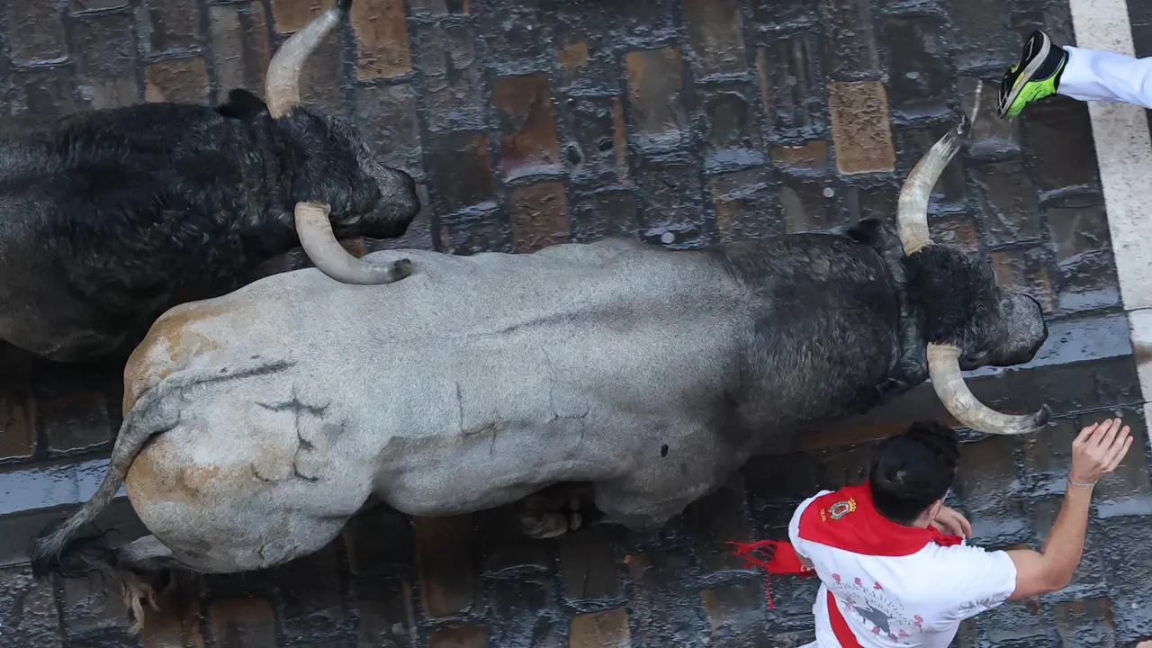 Sexto encierro de San Fermín 2025 el día 12 de julio con toros de José Escolar en Estafeta. EFE - J.P. URDIROZ (6)