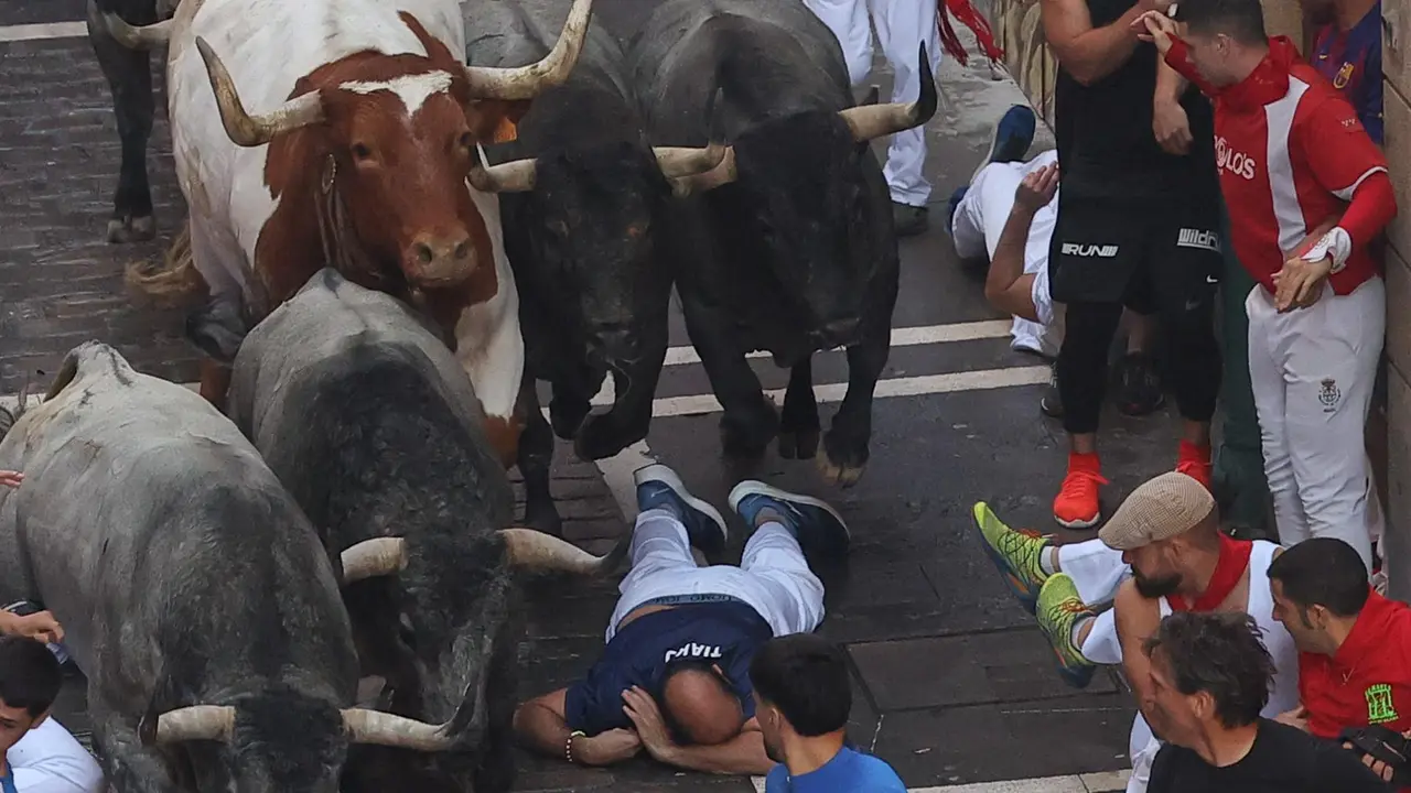 Sexto encierro de San Fermín 2025 el día 12 de julio con toros de José Escolar en Estafeta. EFE - J.P. URDIROZ (5)
