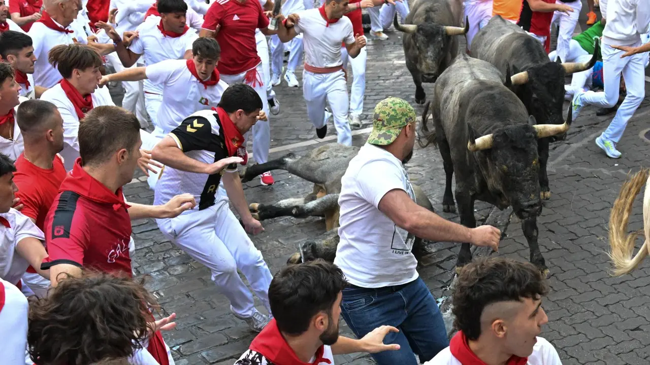 Sexto encierro de San Fermín 2025 el día 12 de julio con toros de José Escolar en Telefónica. EFE - DANIEL FERNÁNDEZ (1)