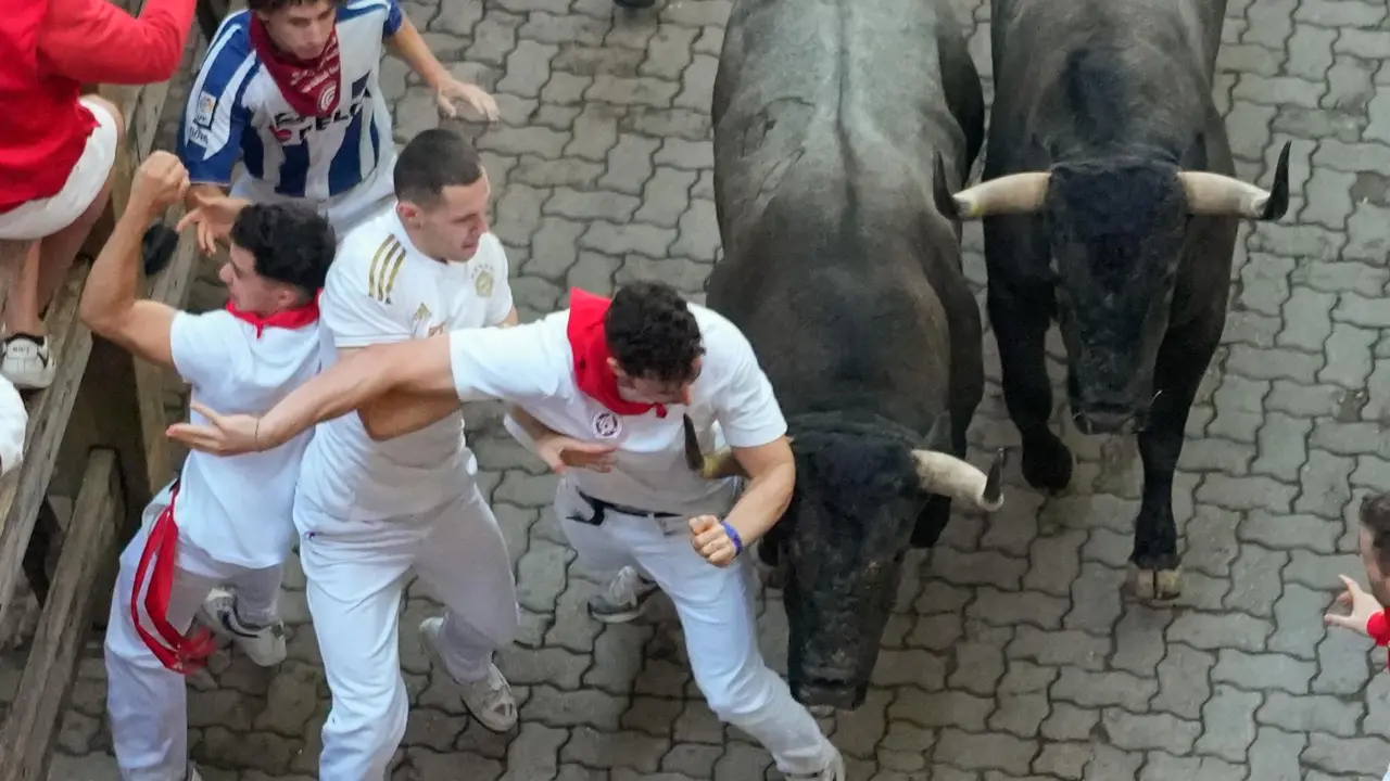 Sexto encierro de San Fermín 2025 el día 12 de julio con toros de José Escolar en la bajada al callejón. EFE - AINHOA TEJERINA (1)