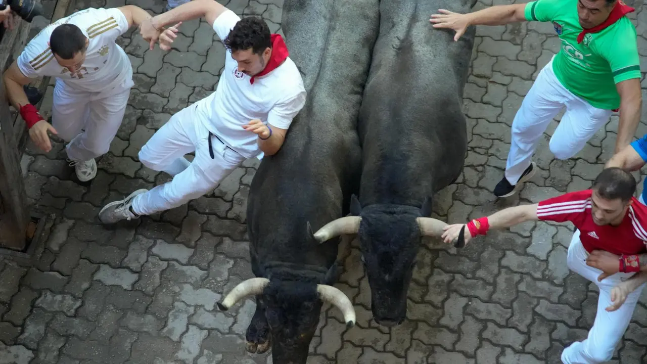 Sexto encierro de San Fermín 2025 el día 12 de julio con toros de José Escolar en la bajada al callejón. EFE - AINHOA TEJERINA (3)
