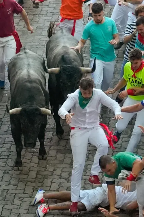 Sexto encierro de San Fermín 2025 el día 12 de julio con toros de José Escolar en la bajada al callejón. EFE - AINHOA TEJERINA (4)