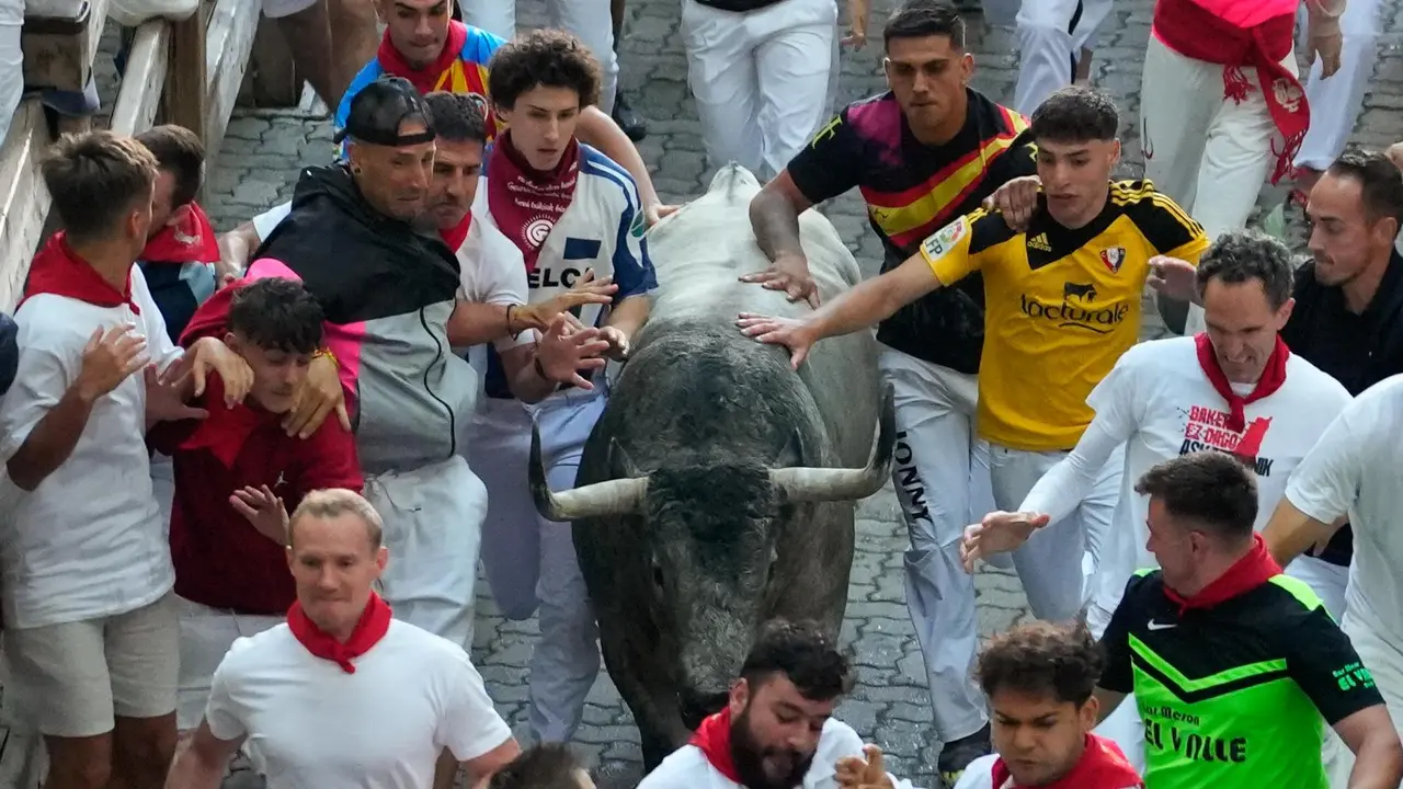 Sexto encierro de San Fermín 2025 el día 12 de julio con toros de José Escolar en la bajada al callejón. EFE - AINHOA TEJERINA (2)