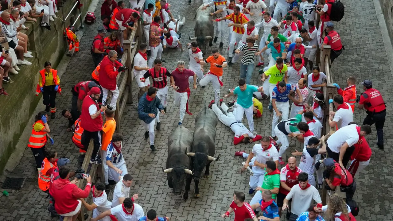 Sexto encierro de San Fermín 2025 el día 12 de julio con toros de José Escolar en la bajada al callejón. EFE - AINHOA TEJERINA (5)