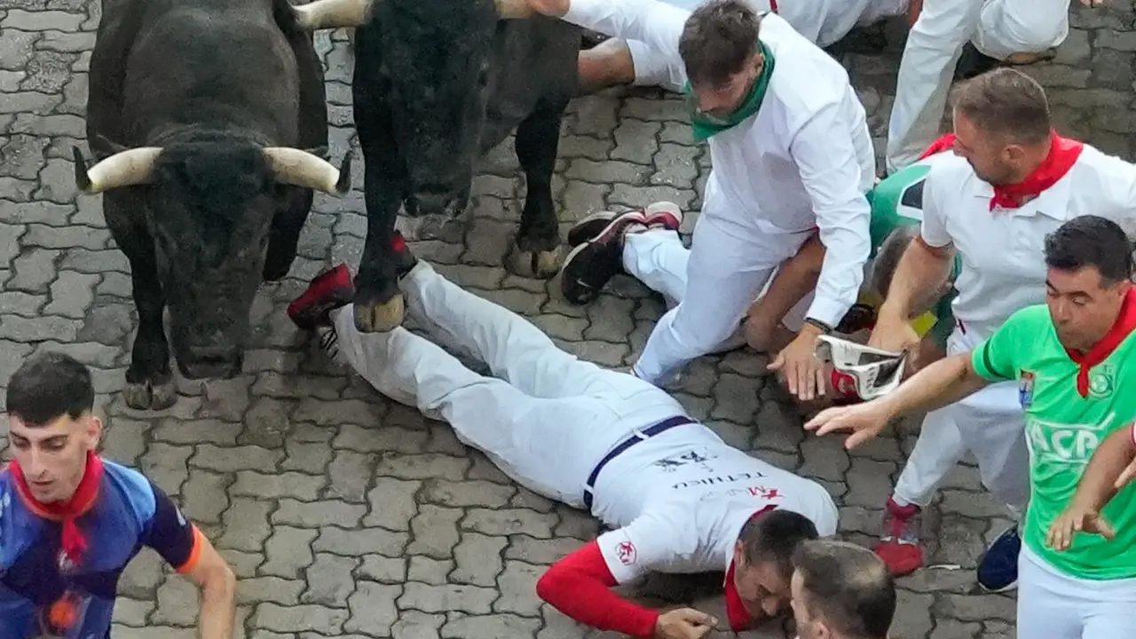 Sexto encierro de San Fermín 2025 el día 12 de julio con toros de José Escolar en la bajada al callejón. EFE - AINHOA TEJERINA (6)