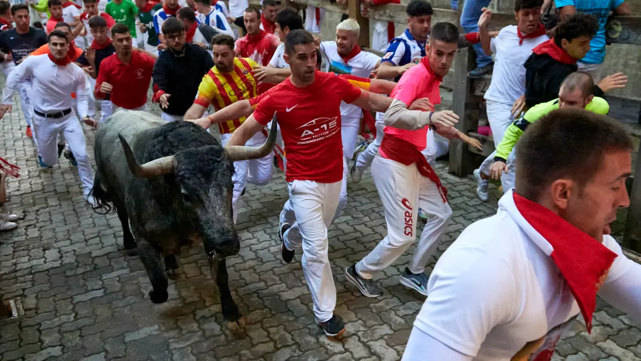 Sexto encierro de San Fermín 2025 con toros de José Escolar en la bajada del callejón en Telefónica. IRANZU LARRASOAÑA