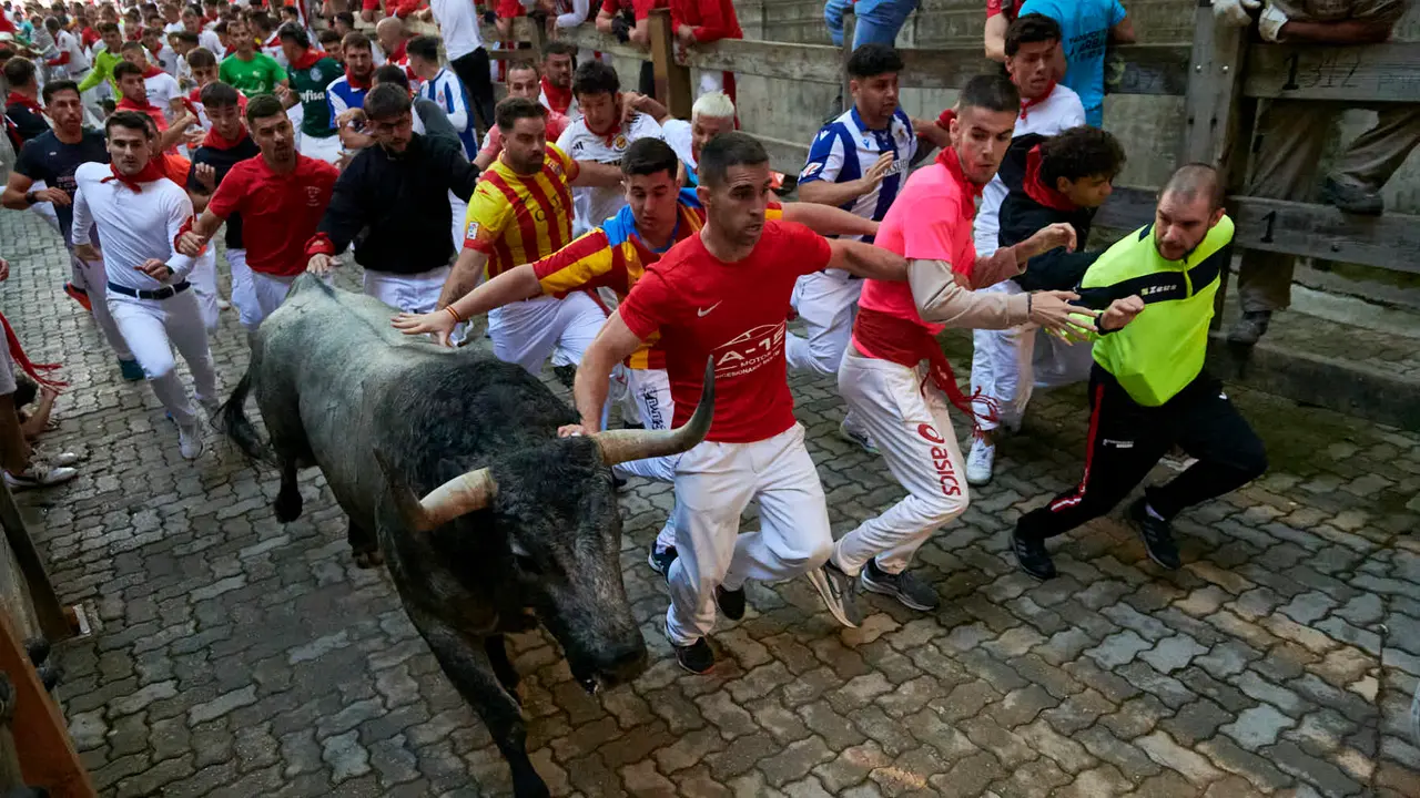 Sexto encierro de San Fermín 2025 con toros de José Escolar en la bajada del callejón en Telefónica. IRANZU LARRASOAÑA