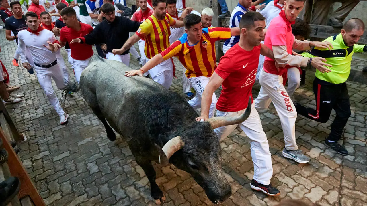 Sexto encierro de San Fermín 2025 con toros de José Escolar en la bajada del callejón en Telefónica. IRANZU LARRASOAÑA
