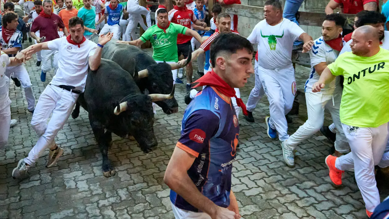 Sexto encierro de San Fermín 2025 con toros de José Escolar en la bajada del callejón en Telefónica. IRANZU LARRASOAÑA