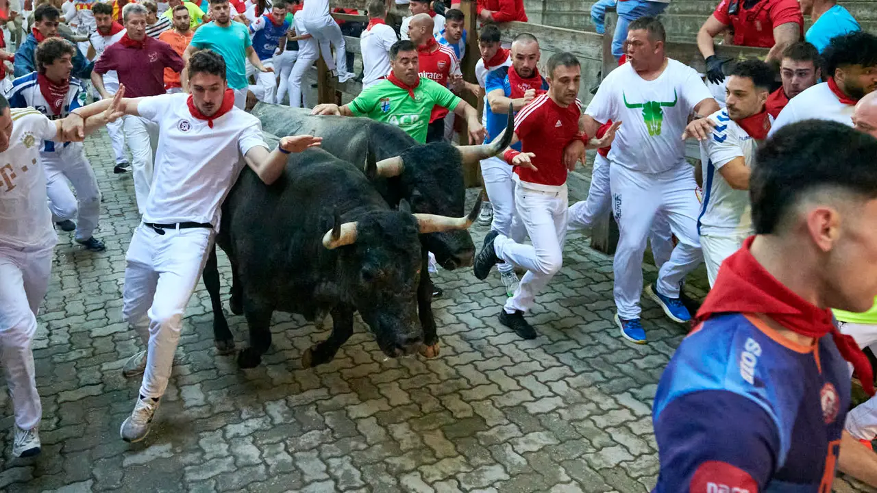 Sexto encierro de San Fermín 2025 con toros de José Escolar en la bajada del callejón en Telefónica. IRANZU LARRASOAÑA