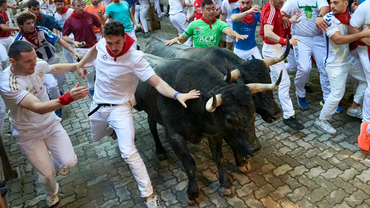 Sexto encierro de San Fermín 2025 con toros de José Escolar en la bajada del callejón en Telefónica. IRANZU LARRASOAÑA