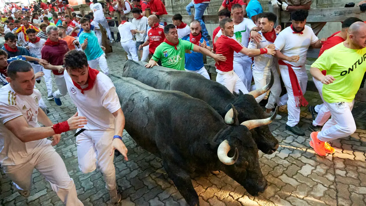 Sexto encierro de San Fermín 2025 con toros de José Escolar en la bajada del callejón en Telefónica. IRANZU LARRASOAÑA