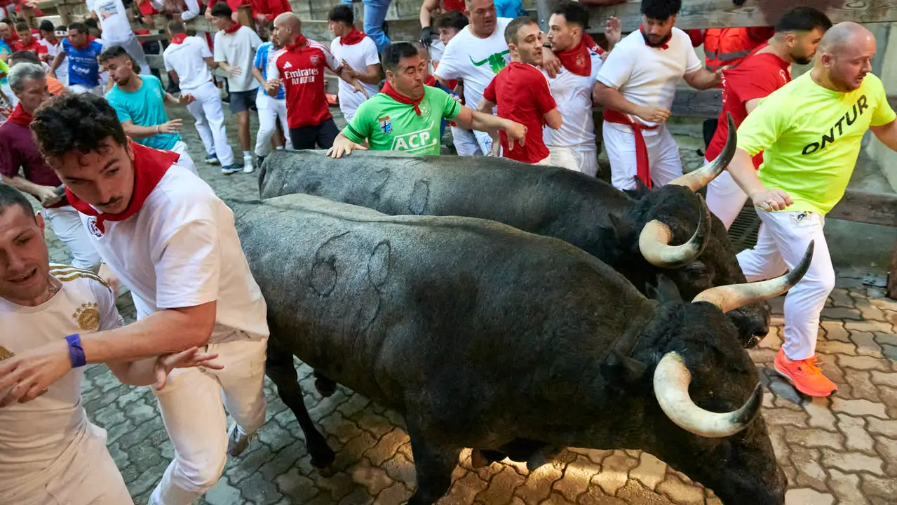 Sexto encierro de San Fermín 2025 con toros de José Escolar en la bajada del callejón en Telefónica. IRANZU LARRASOAÑA
