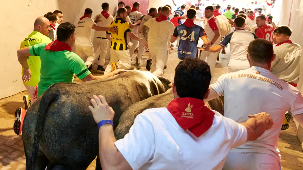 Sexto encierro de San Fermín 2025 con toros de José Escolar en la bajada del callejón en Telefónica. IRANZU LARRASOAÑA