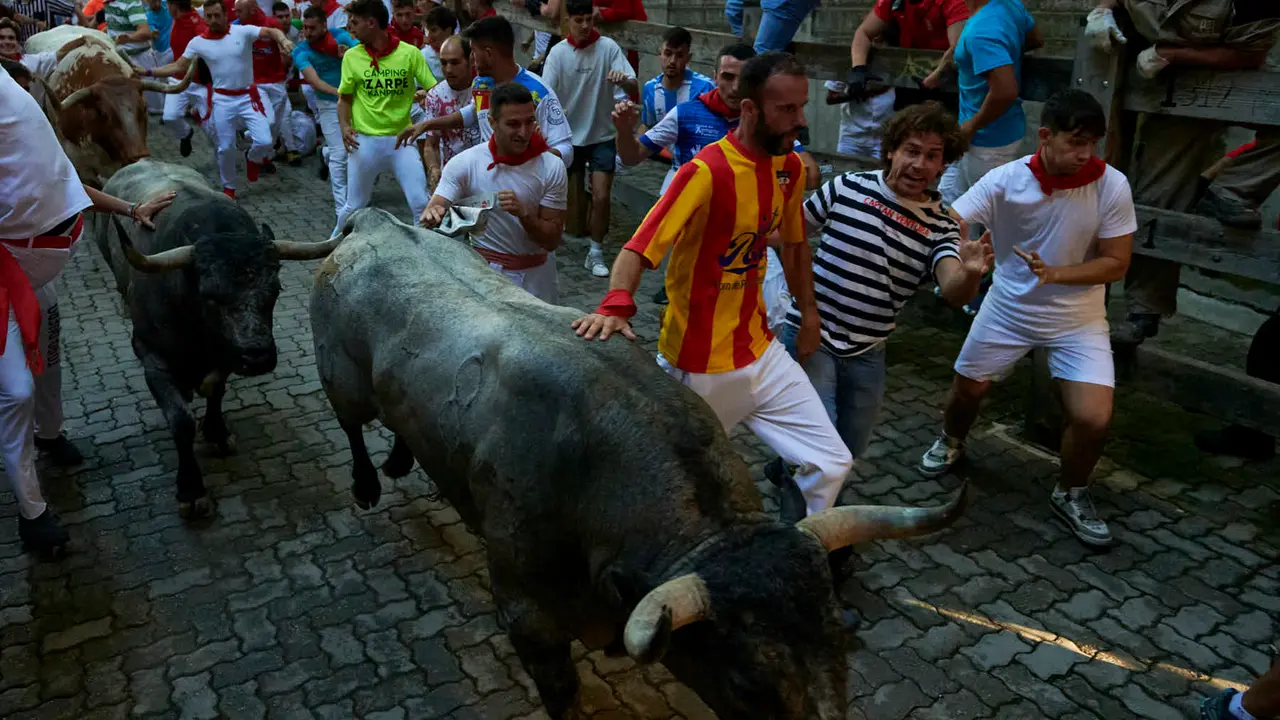 Sexto encierro de San Fermín 2025 con toros de José Escolar en la bajada del callejón en Telefónica. IRANZU LARRASOAÑA