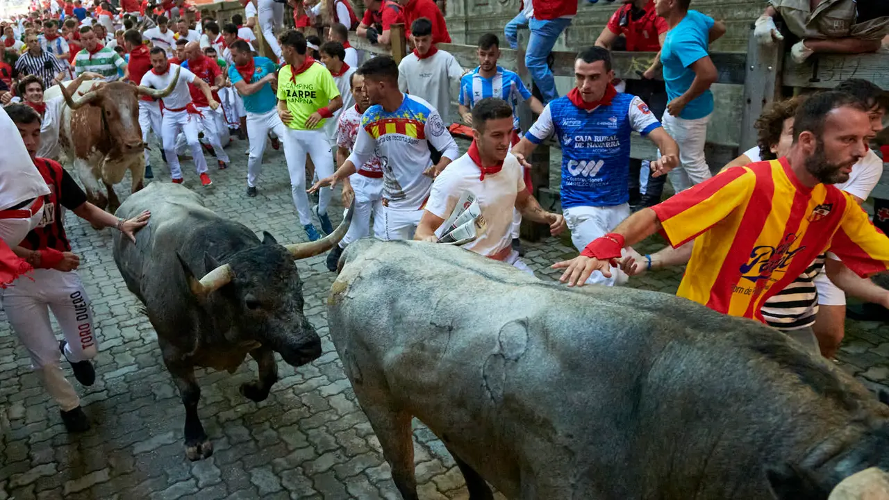Sexto encierro de San Fermín 2025 con toros de José Escolar en la bajada del callejón en Telefónica. IRANZU LARRASOAÑA