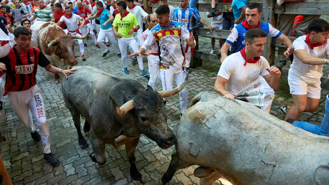 Sexto encierro de San Fermín 2025 con toros de José Escolar en la bajada del callejón en Telefónica. IRANZU LARRASOAÑA