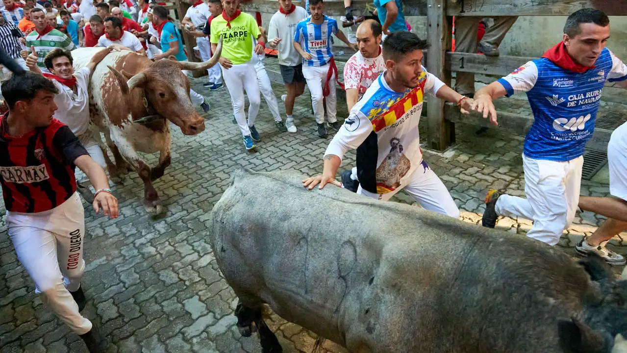 Sexto encierro de San Fermín 2025 con toros de José Escolar en la bajada del callejón en Telefónica. IRANZU LARRASOAÑA