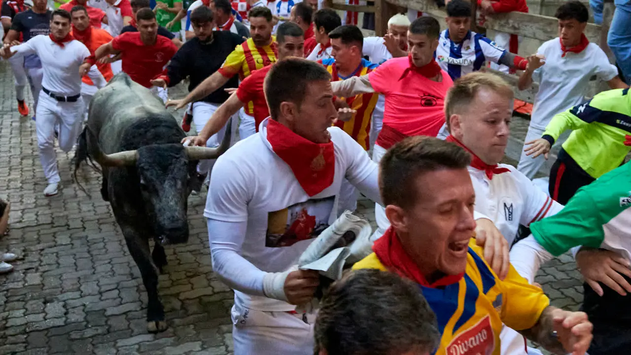 Sexto encierro de San Fermín 2025 con toros de José Escolar en la bajada del callejón en Telefónica. IRANZU LARRASOAÑA