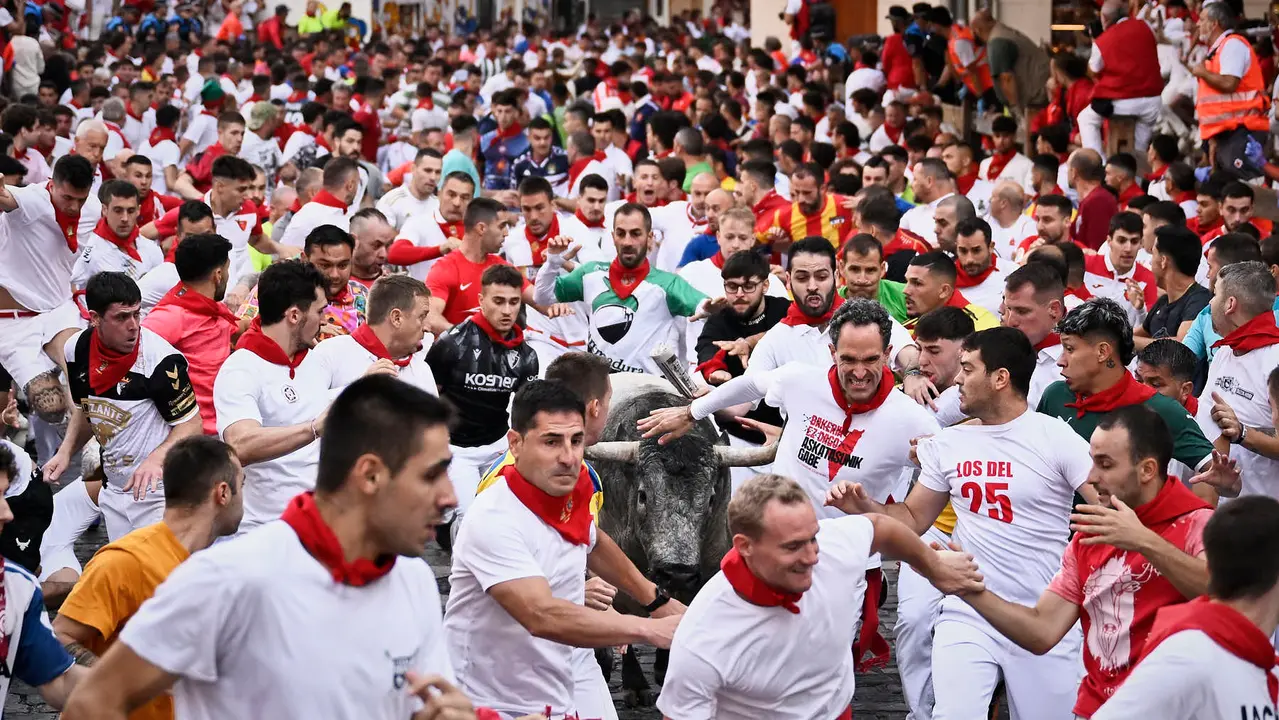 Sexto encierro de San Fermín 2025 con toros de José Escolar en la curva de Telefónica. PABLO LASAOSA