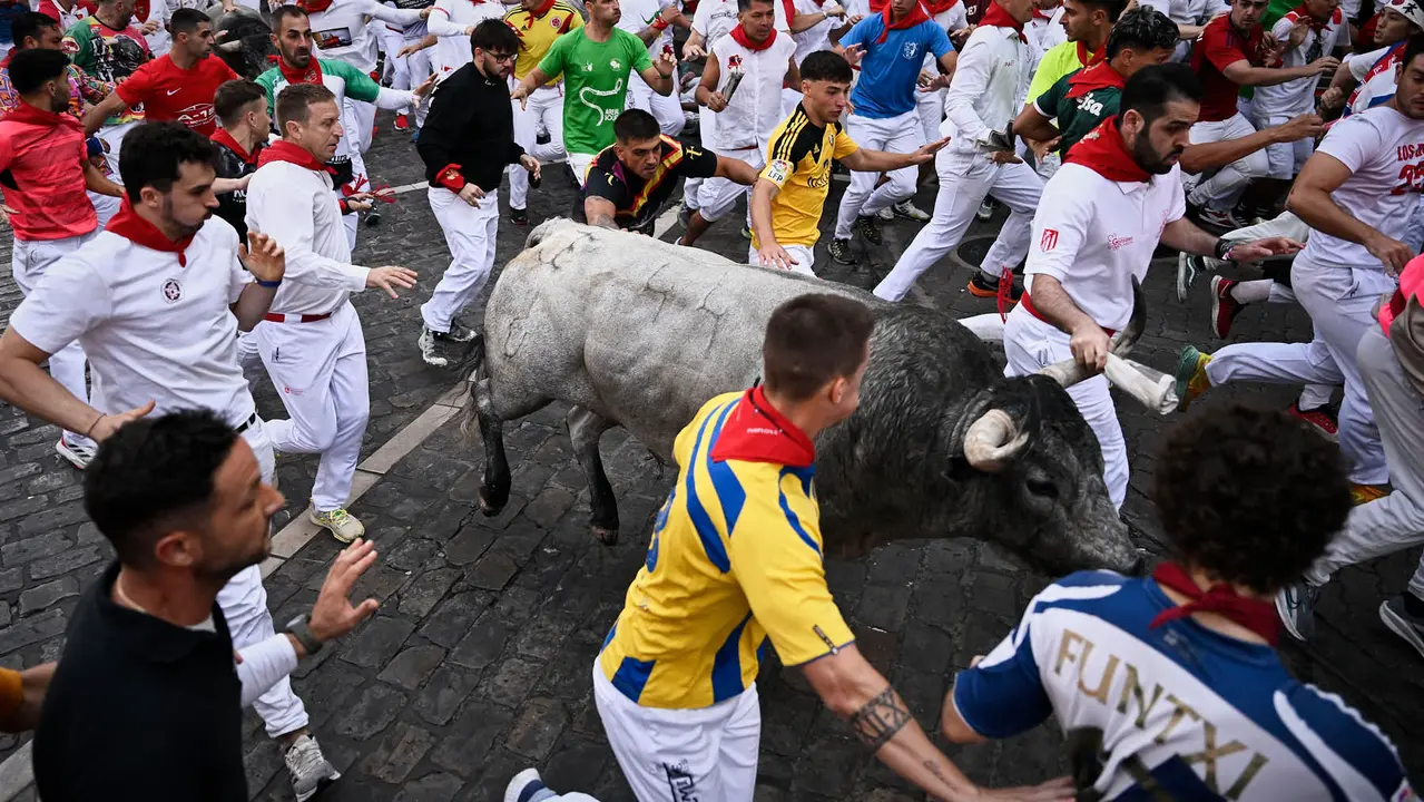Sexto encierro de San Fermín 2025 con toros de José Escolar en la curva de Telefónica. PABLO LASAOSA