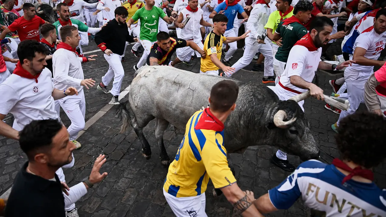 Sexto encierro de San Fermín 2025 con toros de José Escolar en la curva de Telefónica. PABLO LASAOSA