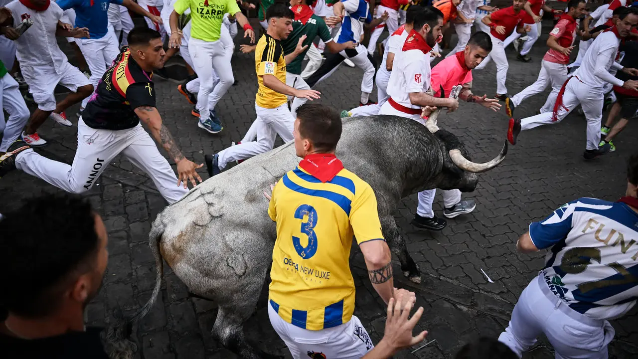 Sexto encierro de San Fermín 2025 con toros de José Escolar en la curva de Telefónica. PABLO LASAOSA