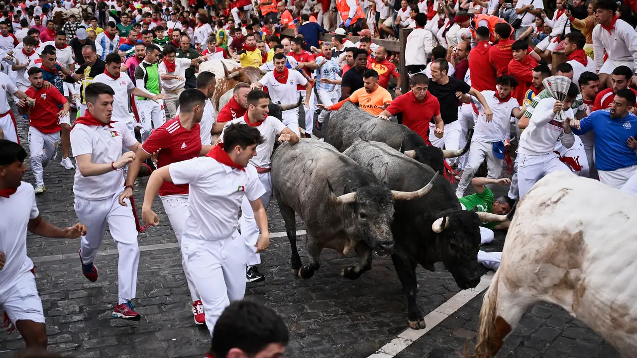 Sexto encierro de San Fermín 2025 con toros de José Escolar en la curva de Telefónica. PABLO LASAOSA