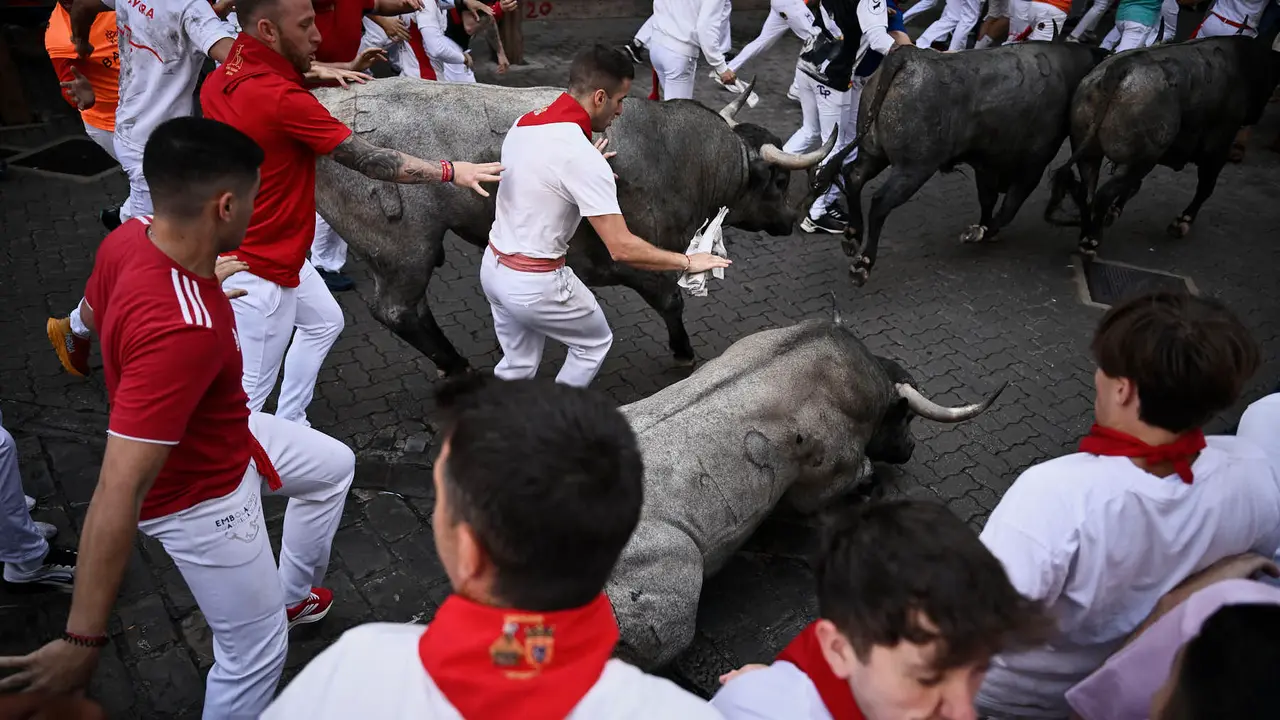 Sexto encierro de San Fermín 2025 con toros de José Escolar en la curva de Telefónica. PABLO LASAOSA