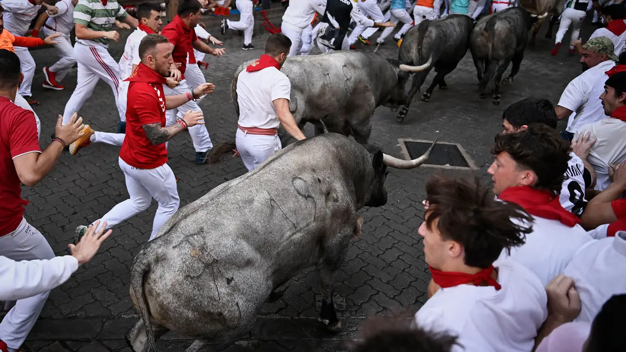 Sexto encierro de San Fermín 2025 con toros de José Escolar en la curva de Telefónica. PABLO LASAOSA