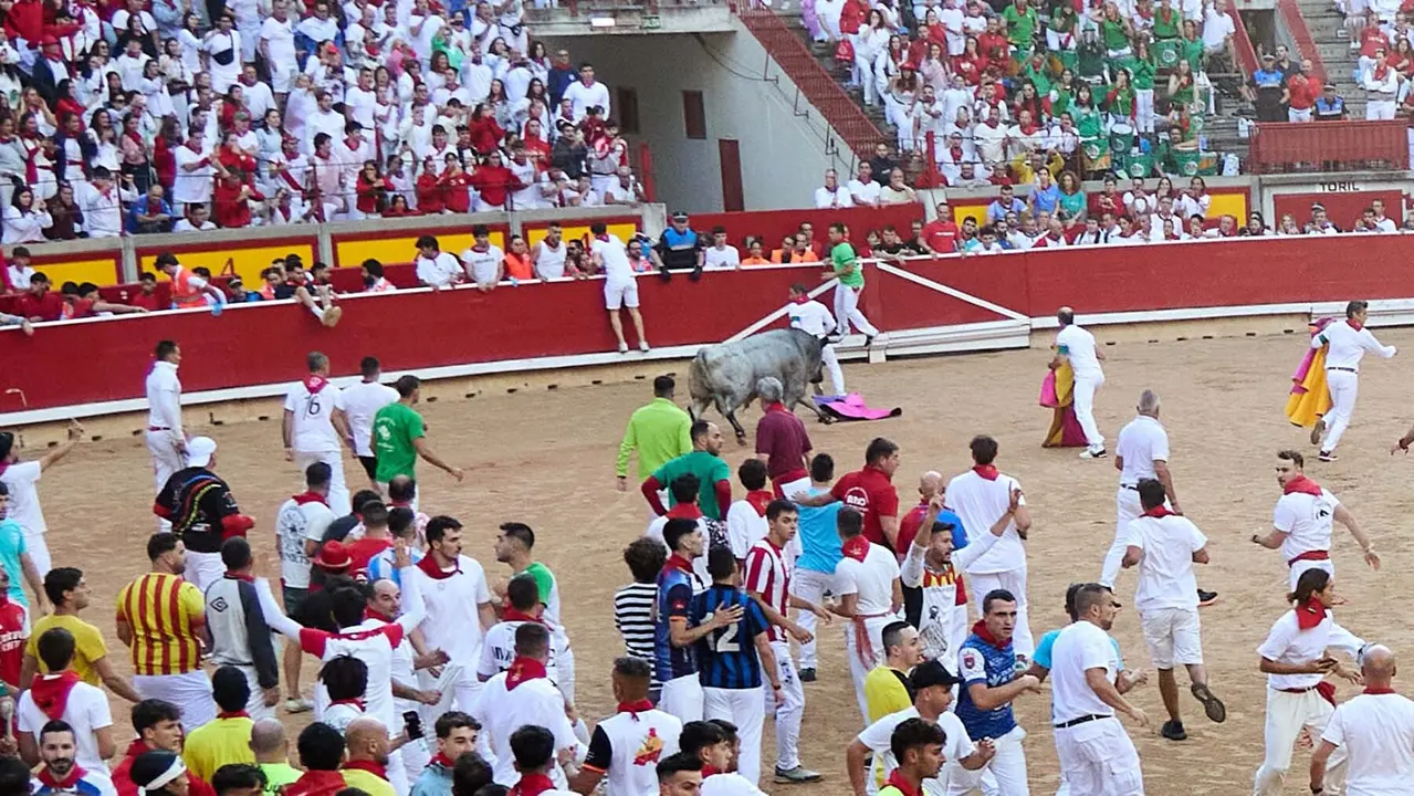Sexto encierro de San Fermín con toros de José Escolar en la plaza de toros. ÍÑIGO ALZUGARAY