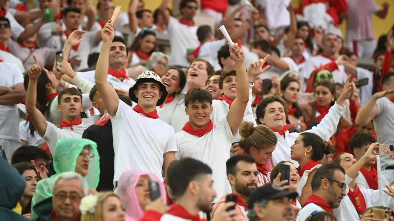 Ambiente en la plaza de toros previo al sexto encierro de San Fermín 2025 con toros de Escolar. CASA DE MISERICORDIA (1)