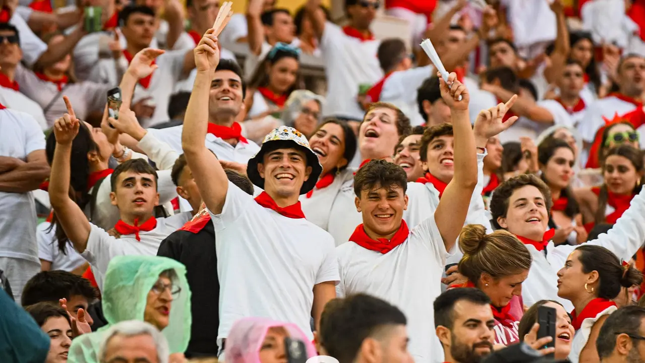 Ambiente en la plaza de toros previo al sexto encierro de San Fermín 2025 con toros de Escolar. CASA DE MISERICORDIA (3)