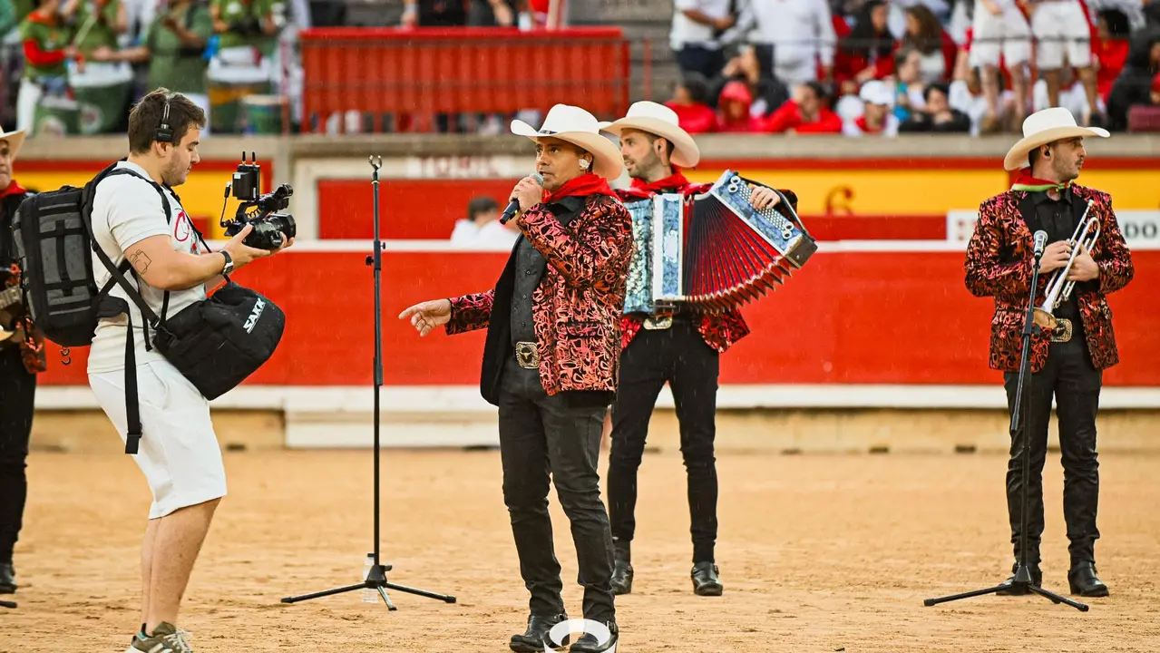 Ambiente en la plaza de toros previo al sexto encierro de San Fermín 2025 con toros de Escolar. CASA DE MISERICORDIA (4)