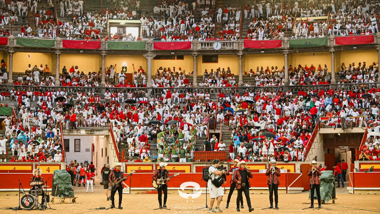 Ambiente en la plaza de toros previo al sexto encierro de San Fermín 2025 con toros de Escolar. CASA DE MISERICORDIA (5)