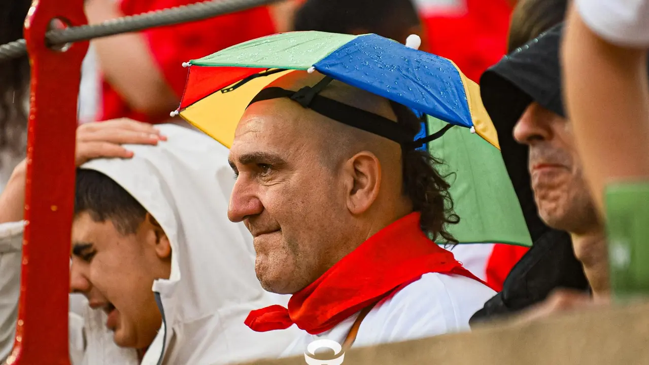 Ambiente en la plaza de toros previo al sexto encierro de San Fermín 2025 con toros de Escolar. CASA DE MISERICORDIA (6)
