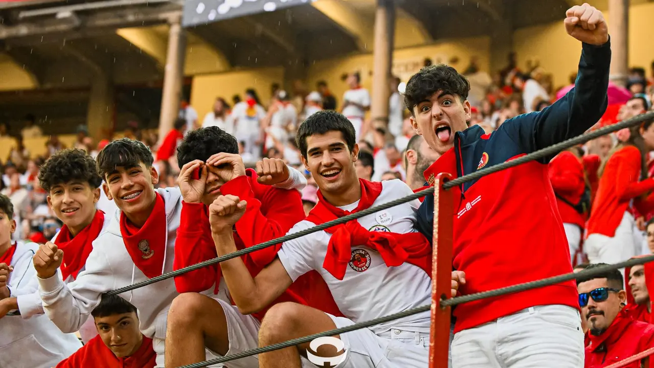 Ambiente en la plaza de toros previo al sexto encierro de San Fermín 2025 con toros de Escolar. CASA DE MISERICORDIA (7)